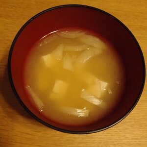 豆腐と玉ねぎの味噌汁